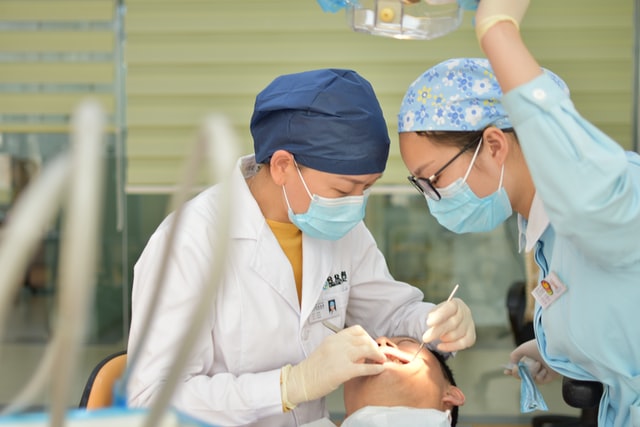 How much do dental assistants make an hour? - AlchemyCreamery.com